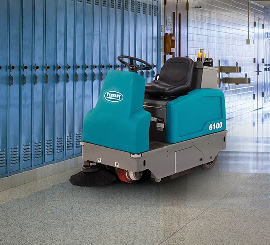 6100 Varredora de pavimentos subcompacta de condutor sentado a bateria alt 12